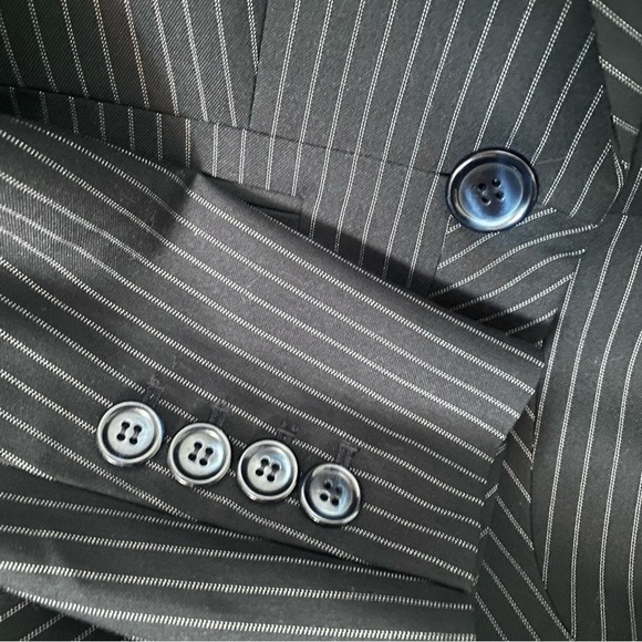 Jones New York pin stripe navy blue pant suit. Sz 6 - Picture 7 of 11